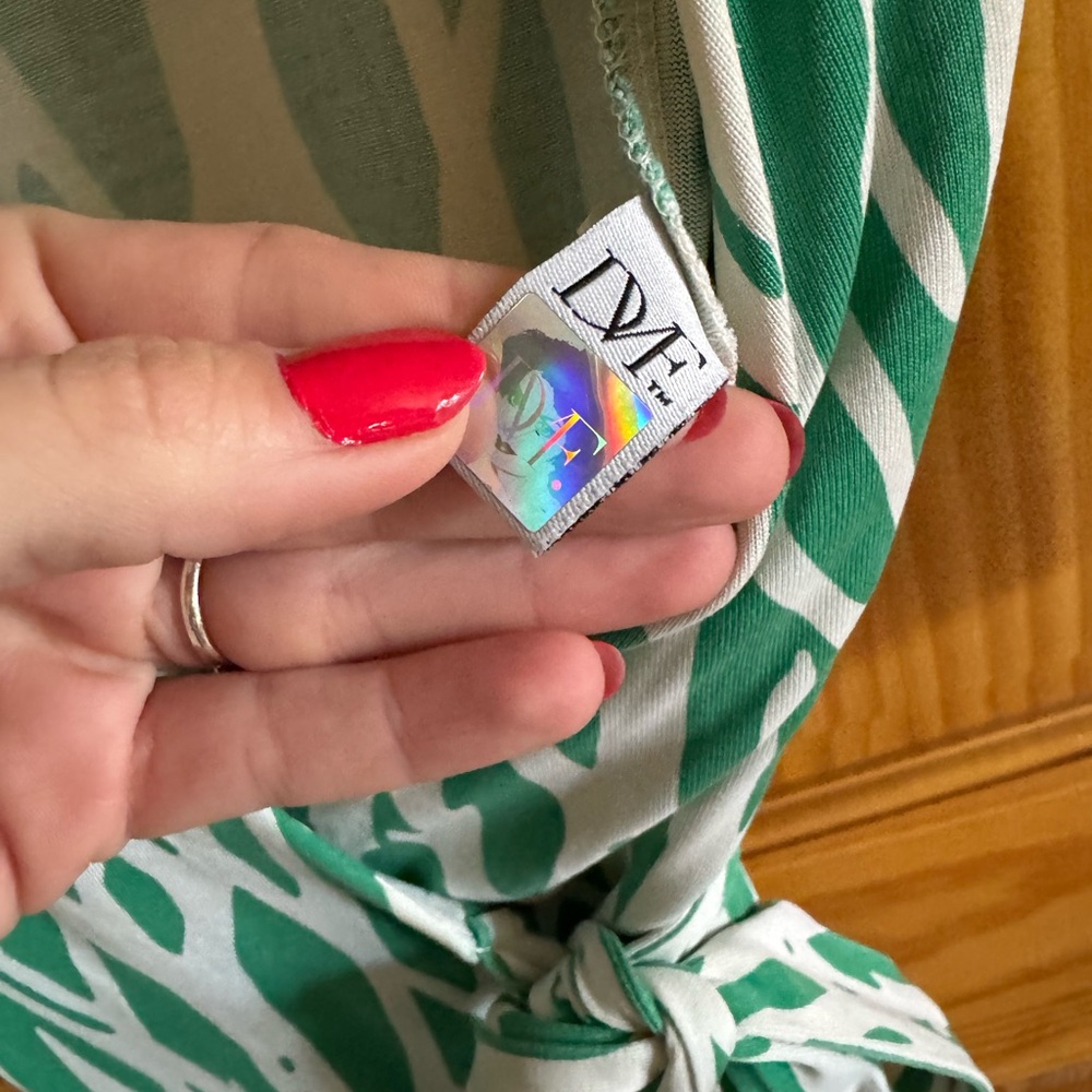 Diane von Furstenberg Silk Wrap Dress — Size 0 - Picture 4 of 9